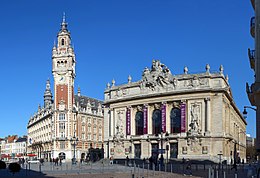 L'Opéra de Lille, à côté de la chambre de commerce. Les deux bâtiments, de styles très différents mais harmonieusement accordés, sont du même architecte : Louis Marie Cordonnier.