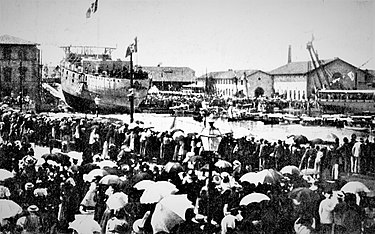 The launch of the cruiser Pisa from the Umbria slip Livorno launch Italian cruiser Pisa (1907) 01.jpg