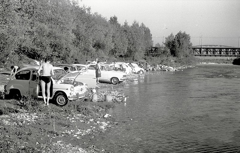 File:Ljubljančani čistijo avtomobile v Savi 1966 2.jpg