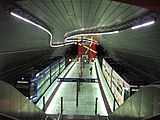 地下駅に停車する路面電車（2007年撮影）