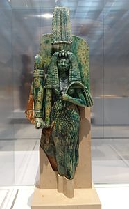 La reine Tiy aux côtés du roi Aménophis III, fragment d'un couple royal dont il ne reste que la reine (E 25493).