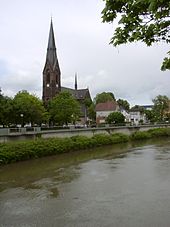 St.-Marien-Kirche, im Vordergrund die Lippe