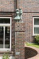 Deutsch: Skulptur Tanzendes Vierländer Paar von Wilhelm Rex vor dem Luisen-Gymnasium in Hamburg-Bergedorf.