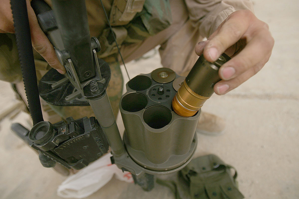 File:EM rails du canon de 25 FM et lance grenade meutrières.jpg - Wikimedia  Commons