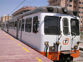 Старий дизельний поїзд серії MAN 2300 на станції Ел-Кампельйо