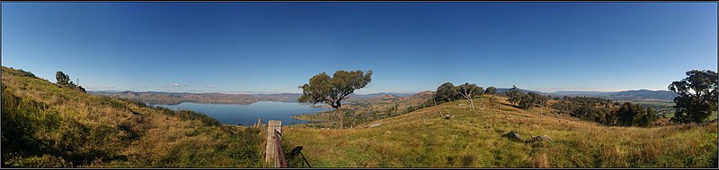 File:Mahers Hill panorama. Showing the Hume Dam with the Tallangatta arm just right of centre, and the Kiewa River, far right. Peter Neaum. - panoramio.jpg