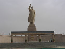 Mao statue in Kashgar.jpg