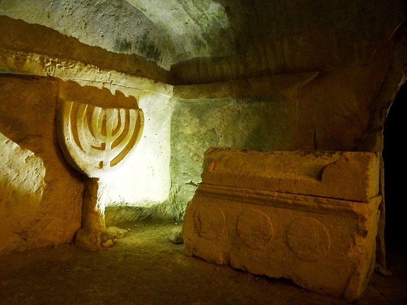 File:Menorah in the Cave of the Sarcophagi (5).jpg