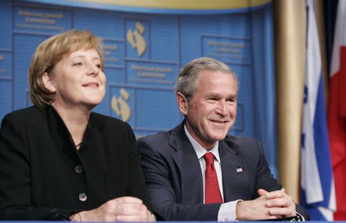Bondskanselier van Duitsland Angela Merkel en president George W. Bush tijdens een bijeenkomst in Washington D.C. op 4 mei 2006.