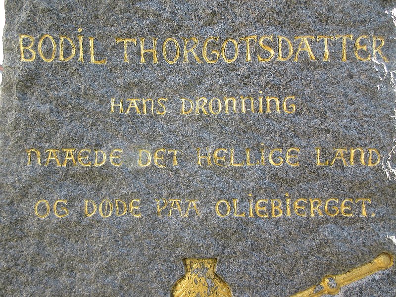 File:Mindeskrift over Bodil Thurgotsdatter - udsnit fra mindesten for Erik Ejegod og Bodil Thurgotsdatter i Slangerup.jpg