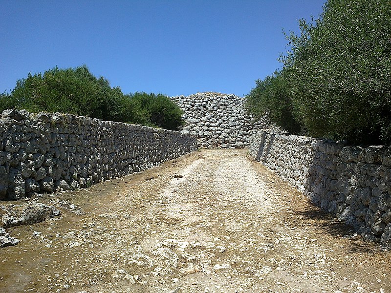 File:Minorque Talaiot Trepuco Acces - panoramio.jpg