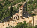 fotografía en color: una iglesia en la montaña