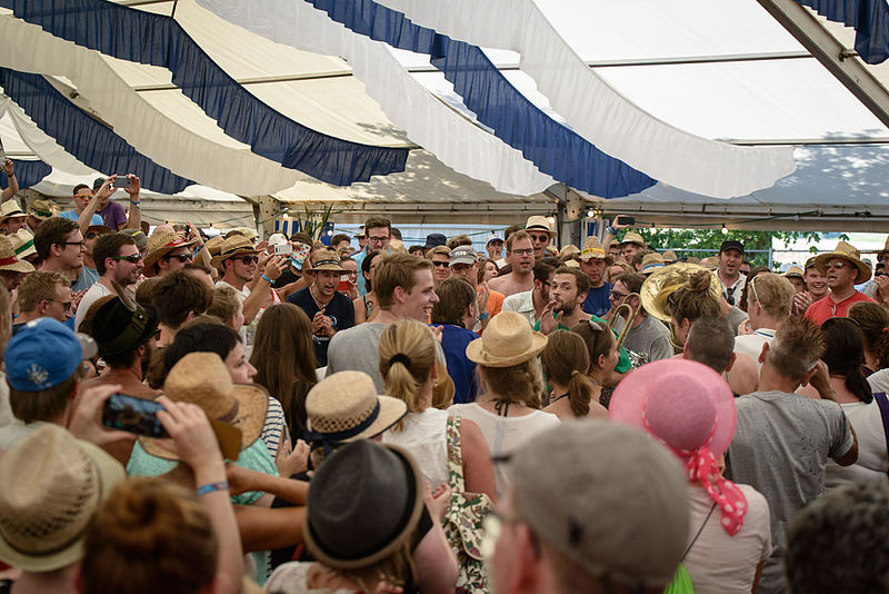 File:Monobo Son Brass Wiesn 2015-8.jpg