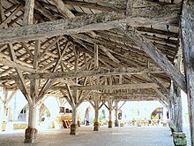 La halle de Monpazier couverte d'une charpente en châtaignier.