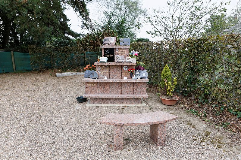 File:Montreuil-en-Touraine - Cimetière 20.jpg