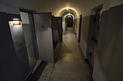 Muzeum Więzienia Pawiak. Zachowana piwnica gmachu – korytarz z celami więziennymi
