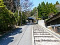 山門前の参道