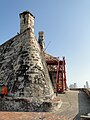 De hoektoren en de complexe structuur van de ingang van het fort (op de achtergrond)