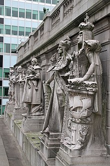 Steinskulpturen von Seefahrernationen auf dem Gesims des US Custom House