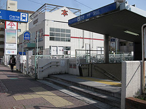 Nagoya-subway-T17-Ueda-station-entrance-3-20100316.jpg