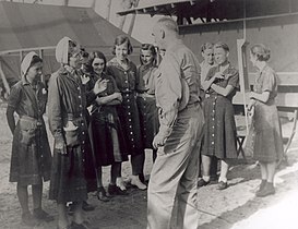 Verpleegsters van de Amerikaanse marine gered uit Los Baños Interneringskamp, ​​maart 1945