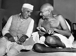 מוהנדס קרמצ'נד גנדי, מנהיג התנועה לשחרור הודו משלטון האימפריה הבריטית (מימין), עם ג'ווהרלל נהרו, ראש ממשלתה הראשון של הודו.