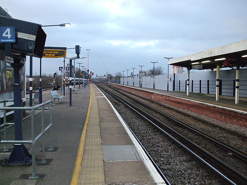 File:New Cross station mainline platform B look north.JPG