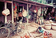 Ikot Ekpene, SE Nigeria, Soko la Ufundi mnamo Novemba 1981 ikionyesha kazi ya raffia na kuchora mbao.
