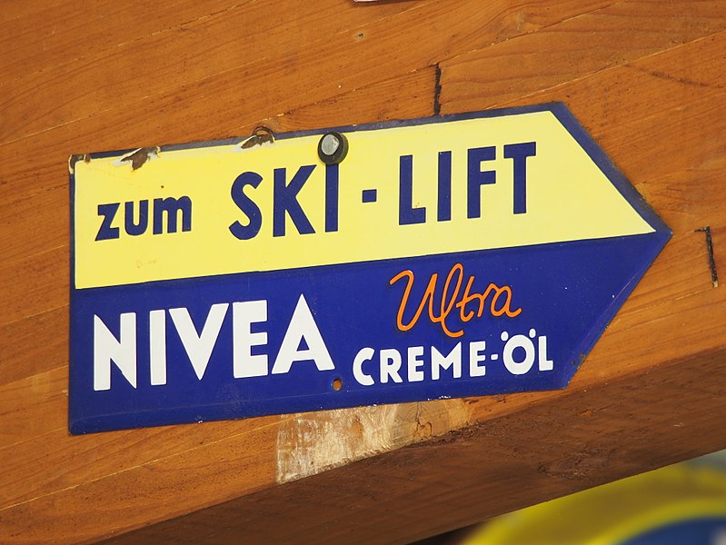 File:Nivea Creme-Öl, Emaille Werbung Schild, Fahrzeugmuseum Marxzell.JPG