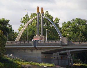 "Sungai Arch", Norwood Jembatan Patung