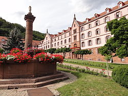 Bâtiment latéral et fontaine