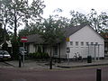 Voormalig Groene Kruisgebouw nu woonhuis, bij bushalte.
