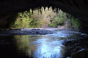 Payl:Oparara_River_flowing_out_of_Moria_Gate_arch.jpg