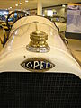 Le long capot avant d'une Opel de 1913