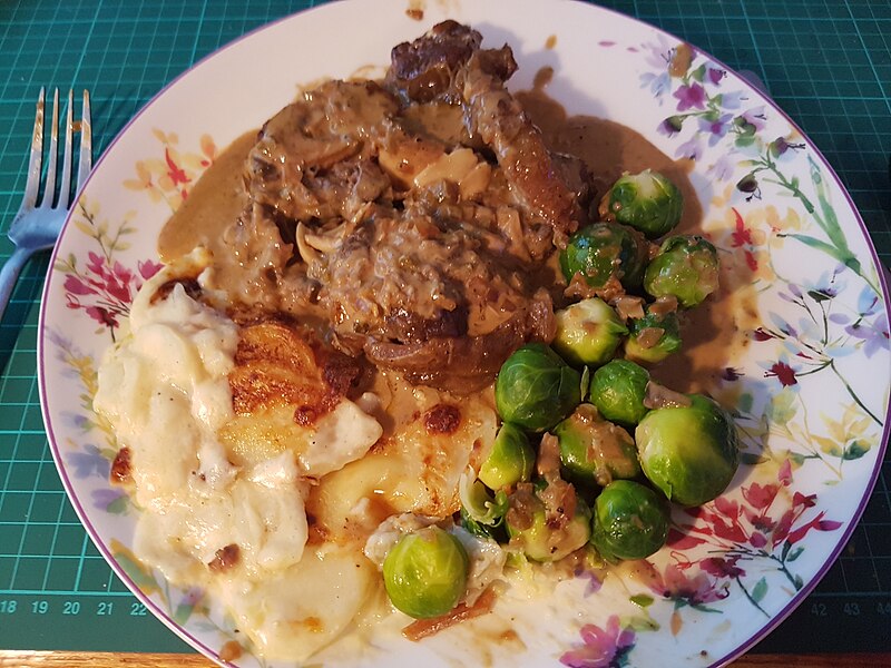 File:Oso bucco with dauphinoise potatoes and sprouts (39363495182).jpg