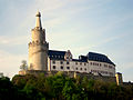 Bergfried der Osterburg mit zwei mittelalterlichen Zinnenkränzen und Turmwächterkanzel auf dem Turmhelm, Thüringen