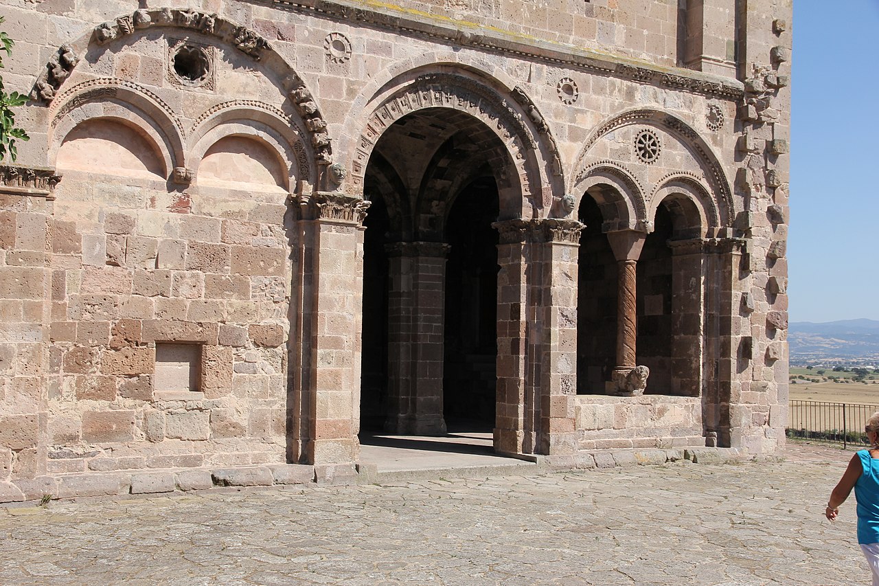 Ozieri - Basilica di Sant'Antioco di Bisarcio (02).JPG