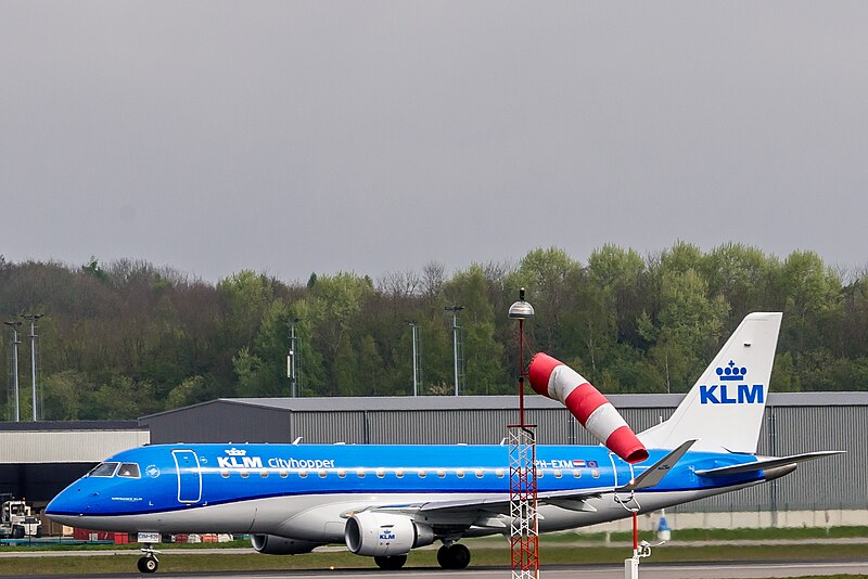 File:PH-EXM KLM Cityhopper Embraer ERJ-175STD @ LUX 2017-04-22-102.jpg