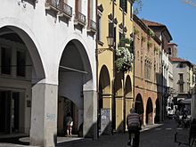 Uno scorcio dei portici nel centro cittadino