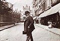 Passant au chapeau melon, rue des Drapiers, Le Havre, 1904.jpg