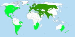 Distribución: en verde escuru, autóctonu; en verde claru, introducíu.