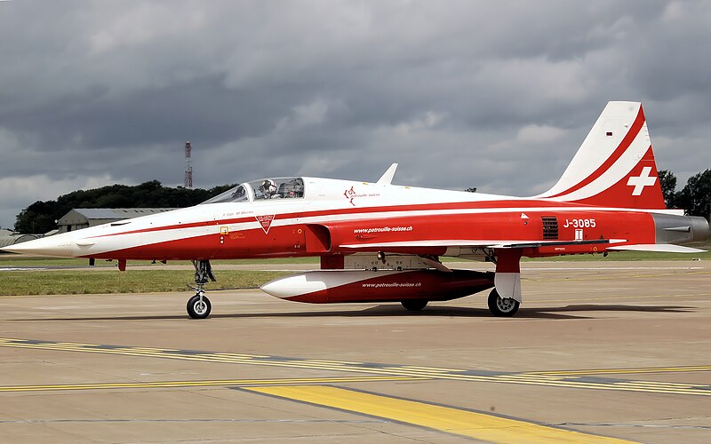 File:Patrouille suisse f-5 taxis arp.jpg