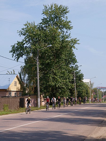 File:Pavlovsky Posad Pervogo Maya Street cyclists 03.JPG