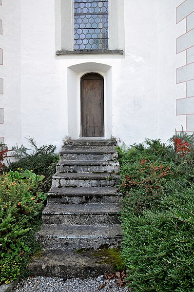 File:Pfärrich Pfarrkirche außen Treppe.jpg