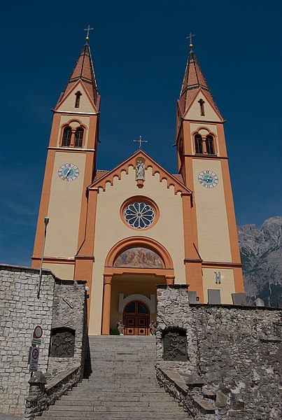 File:Pfarrkirche Peter und Paul in Telfs.jpg