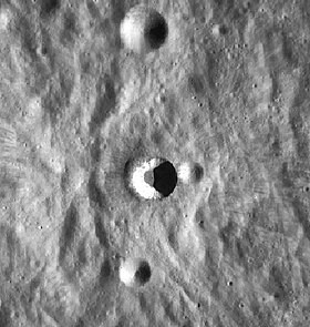 Снимок зонда Lunar Reconnaissance Orbiter. Кратер Пьераццо в центре снимка.