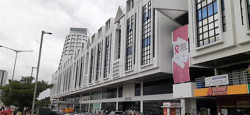 File:Plaza Edison en la Avenida Ricardo J Alfaro (Tumba Muerto).jpg