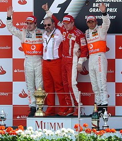 A 2007-es év bajnoka Kimi Räikkönen, a második Lewis Hamilton és harmadik helyezett Fernando Alonso a 2007-es brit nagydíj dobogóján