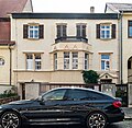 Wohnhaus in geschlossener Bebauung mit Einfriedung und Vorgarten