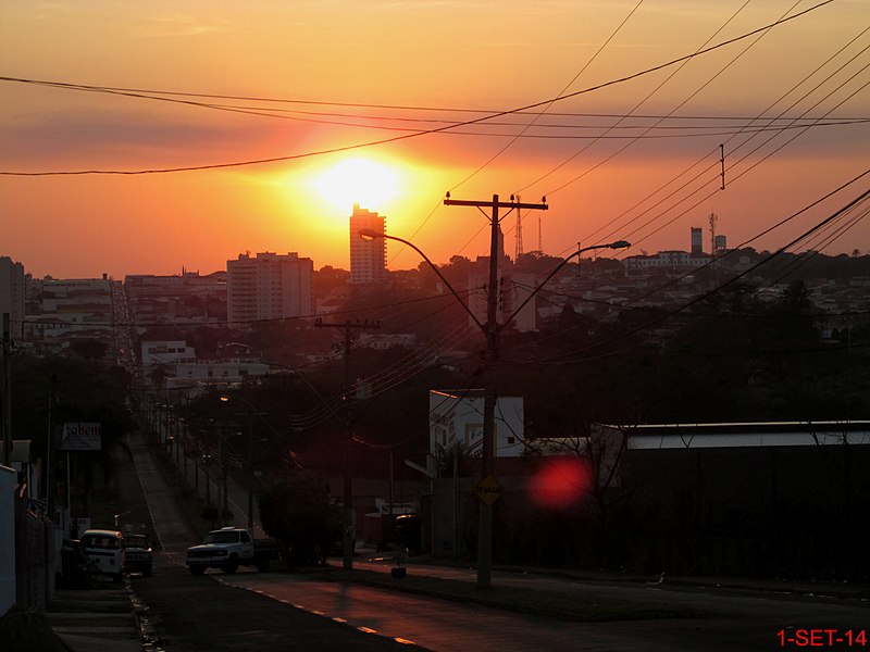 File:Por do Sol na entrada de Taquaritinga pela avenida Dr. Francisco Área Leão. - panoramio (1).jpg
